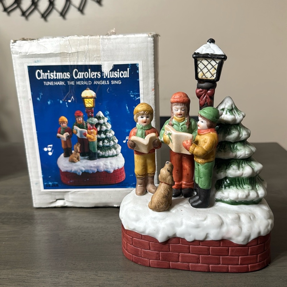 Vintage House of Lloyd Christmas Carolers Musical